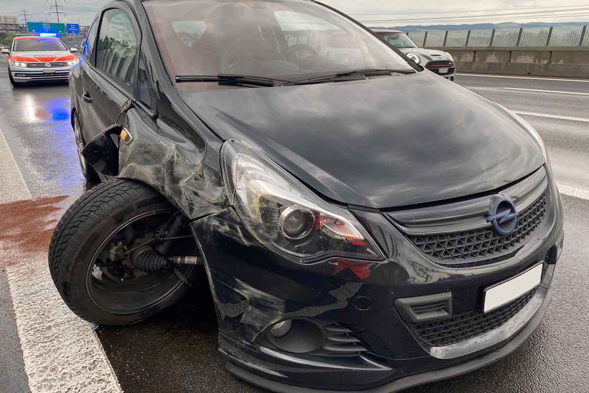 Cham ZG - Ohne Führerschein Unfall verursacht