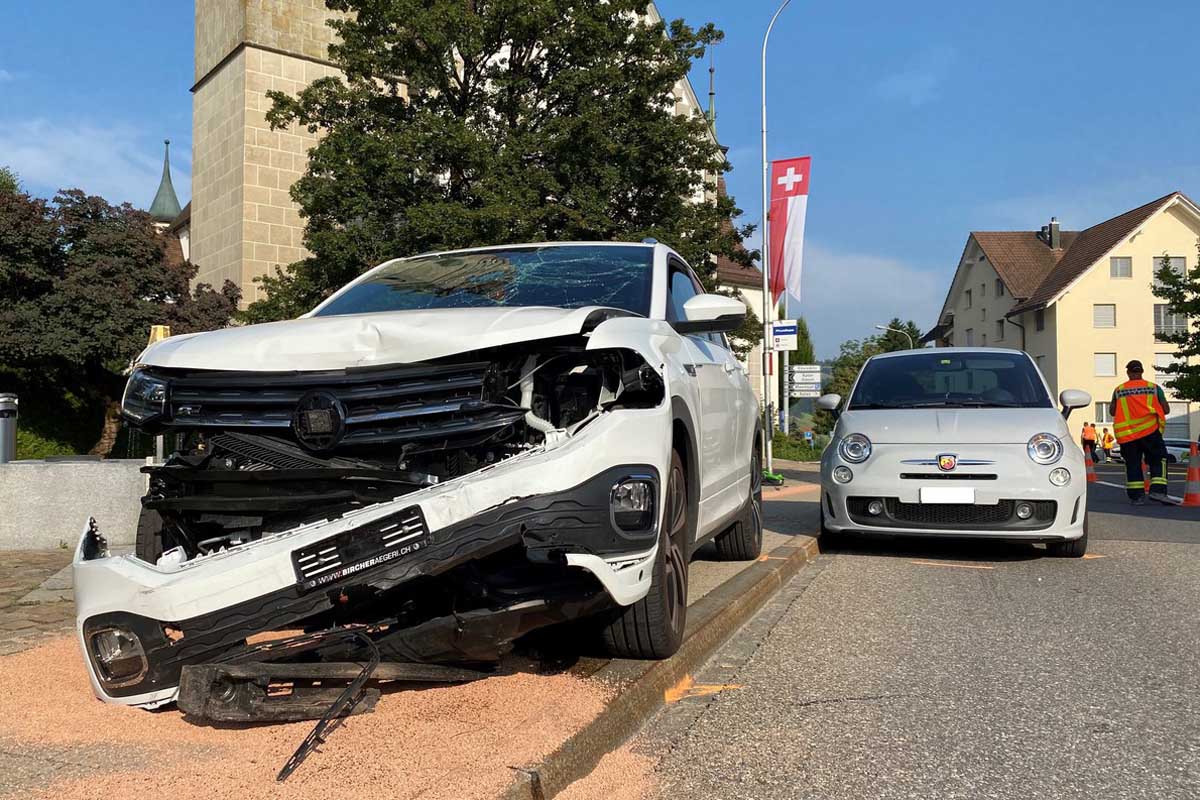 Oberägeri ZG - 85-Jähriger schrottet mehrere Fahrzeuge - Vier Personen verletzt