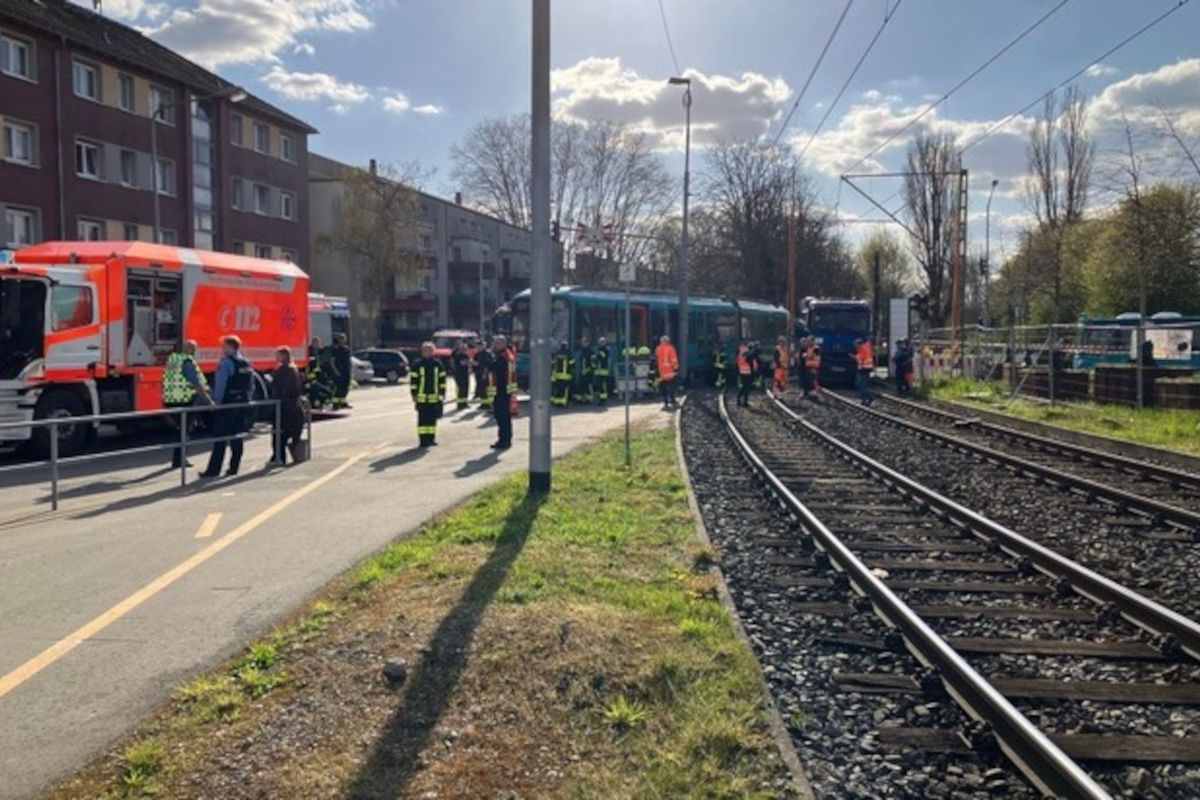 Frankfurt am Main – Unfall mit U-Bahn und Lkw