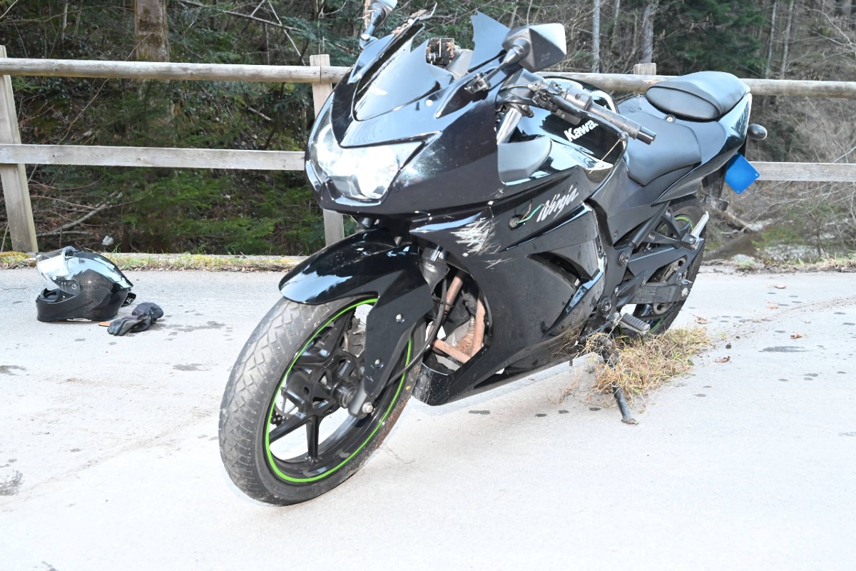  Gähwil SG - 24-Jähriger verliert Kontrolle über Motorrad und verunfallt