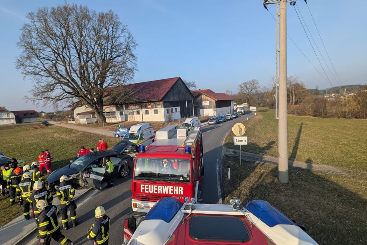 Pfaffstätt – Feuerwehr befreit eingeklemmte Lenkerin nach Unfall