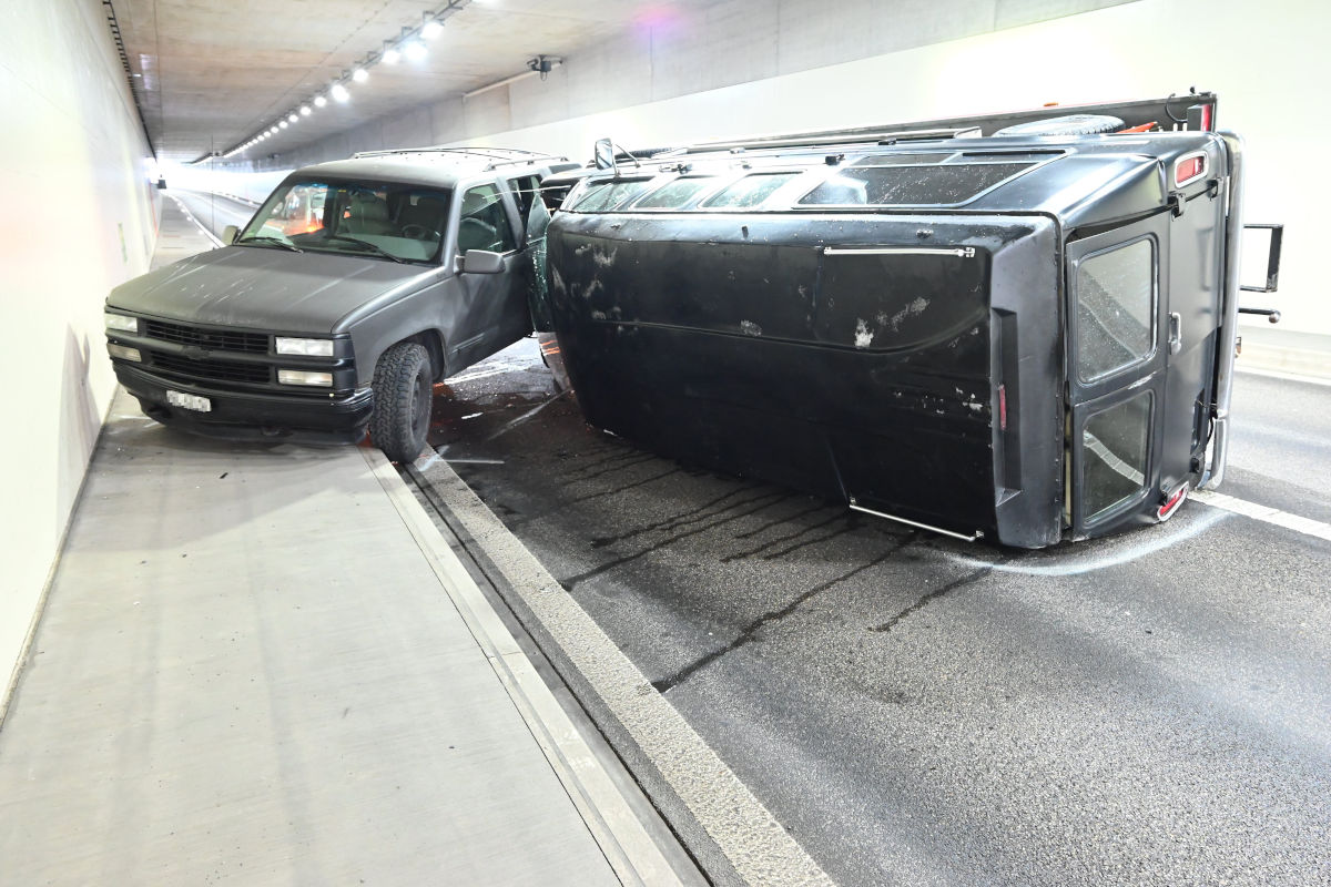 Dietfurt SG – Autoanhänger kippt in Tunnel