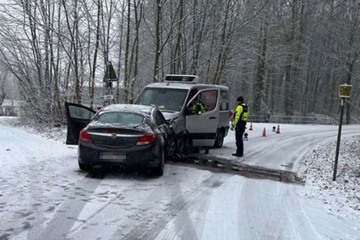 Münster – Fahrer mit Sommerreifen verursacht Unfall