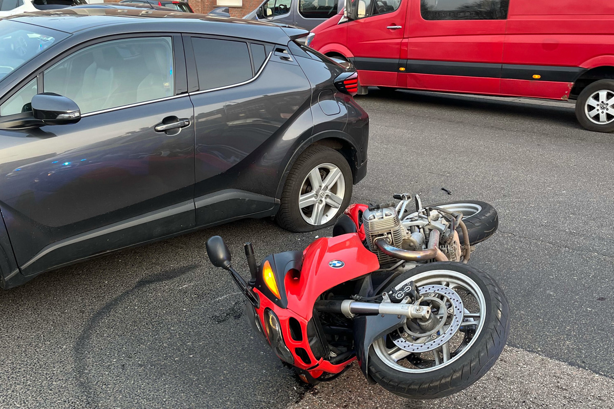 Würselen – Motorradfahrer prallt beim Überholen gegen Auto