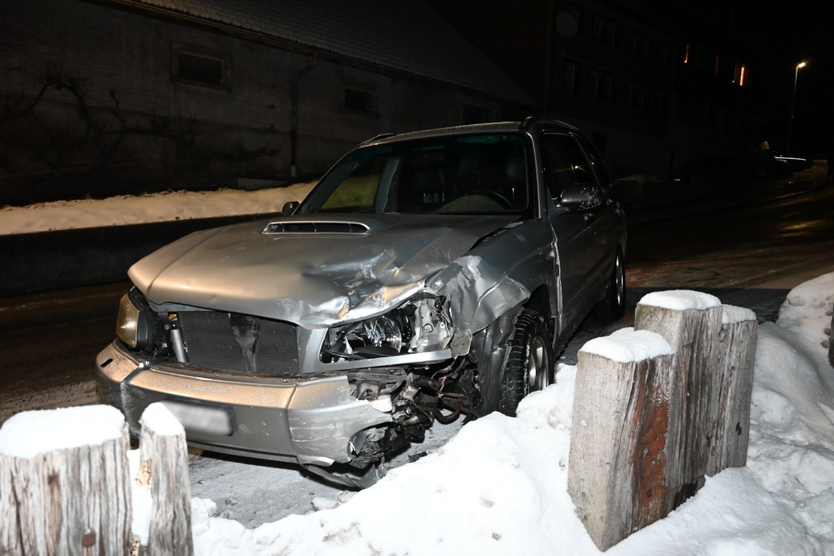 Goldingen SG - Unfall auf lokal vereister Strasse 