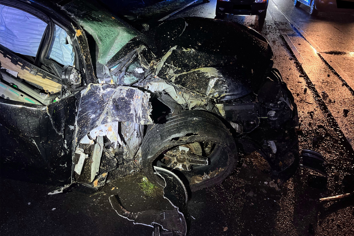 Porta Westfalica – BMW kollidiert mit Baum