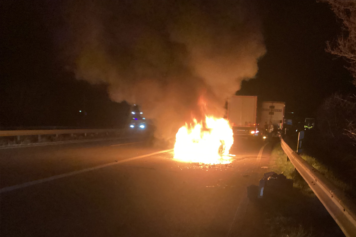 Speyer – Pkw nach Auffahrunfall auf Rastplatz in Brand geraten