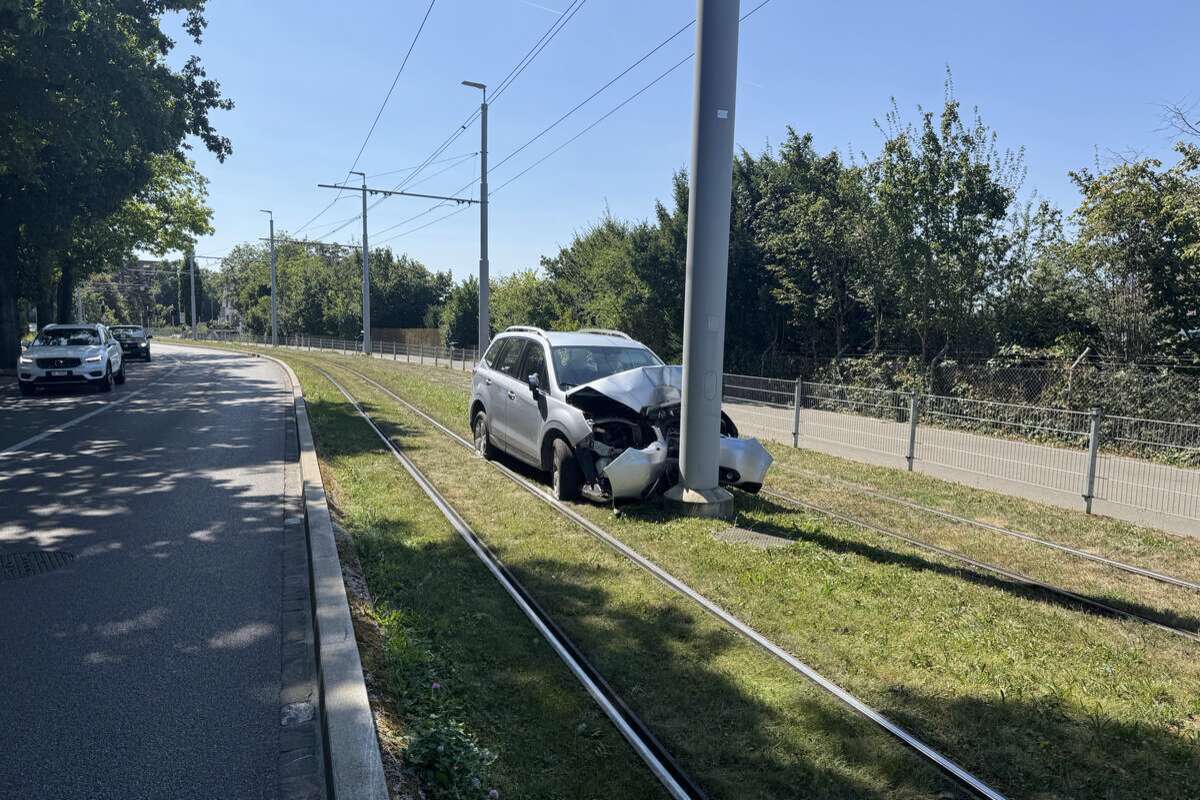 Riehen BS - Auto blockiert Gleise