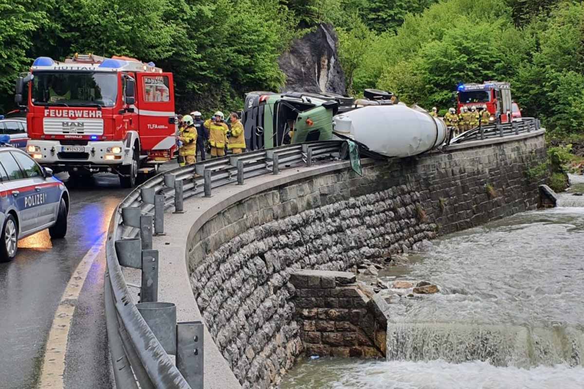 Spektakulärer Unfall in Hüttau - Betonmischer beinahe in Fritzbach gestürzt
