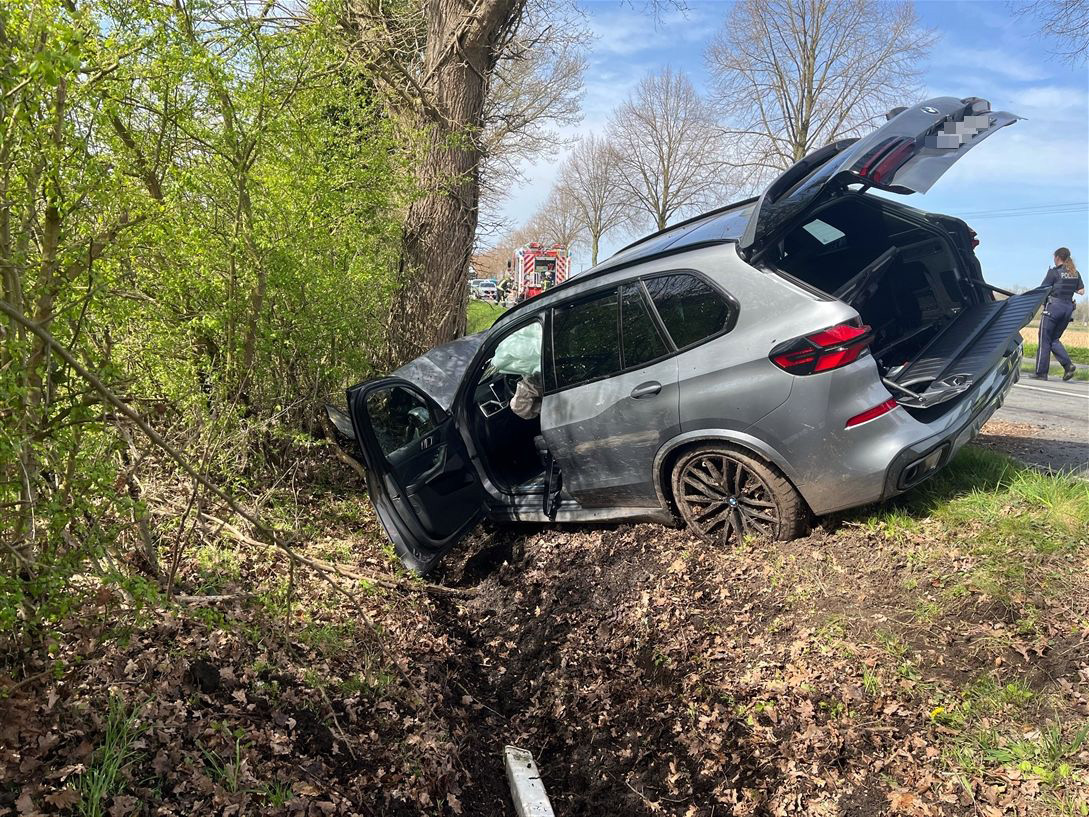Ascheberg – Autofahrer prallt gegen Baum und wird verletzt