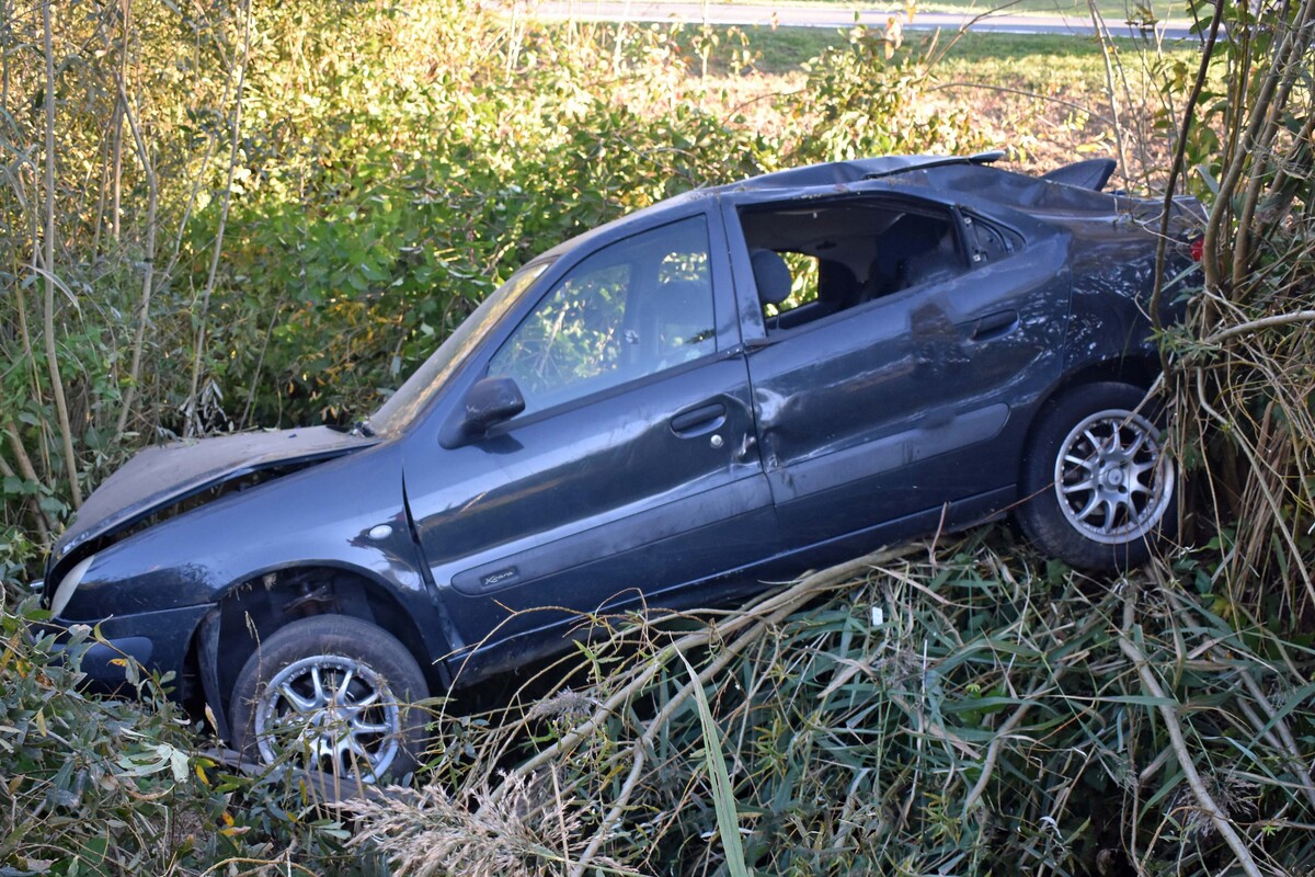 Hüswil LU - Autofahrt endet im Bach