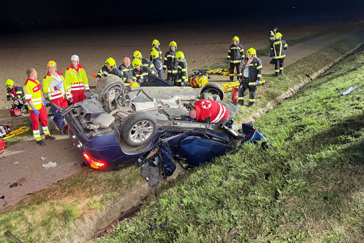 Schwerer Unfall bei Rudersdorf – Pkw überschlägt sich