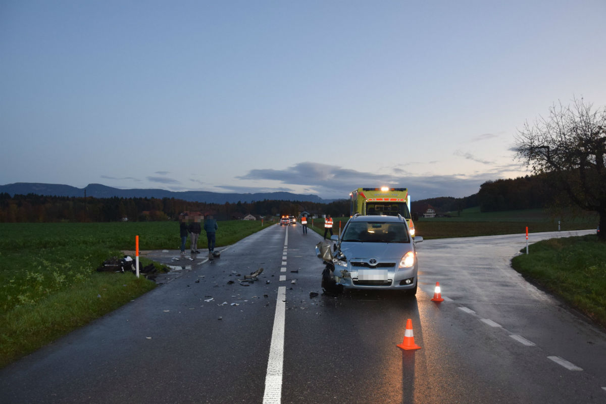 Lüterswil-Gächliwil SO - Rollerlenkerin von Auto erfasst 