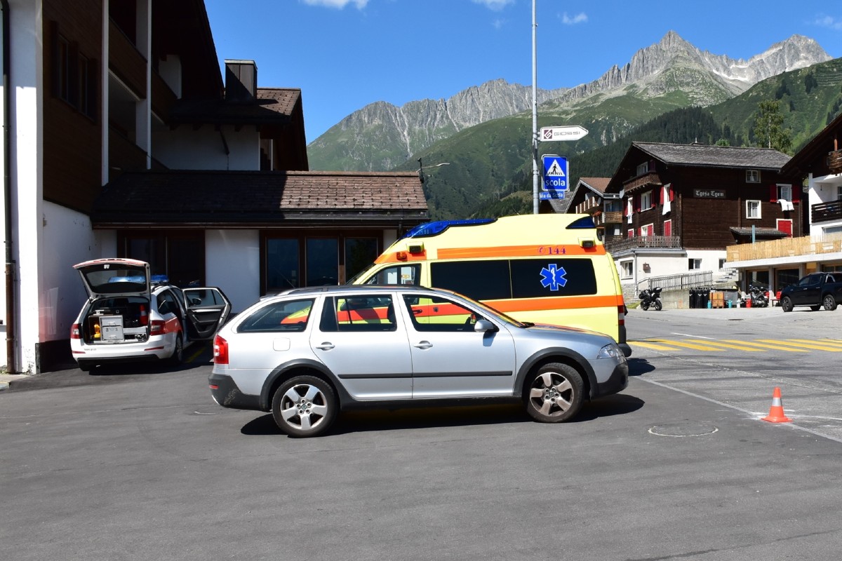 Sedrun GR - Automobilist fährt Arbeiter an der am Boden war
