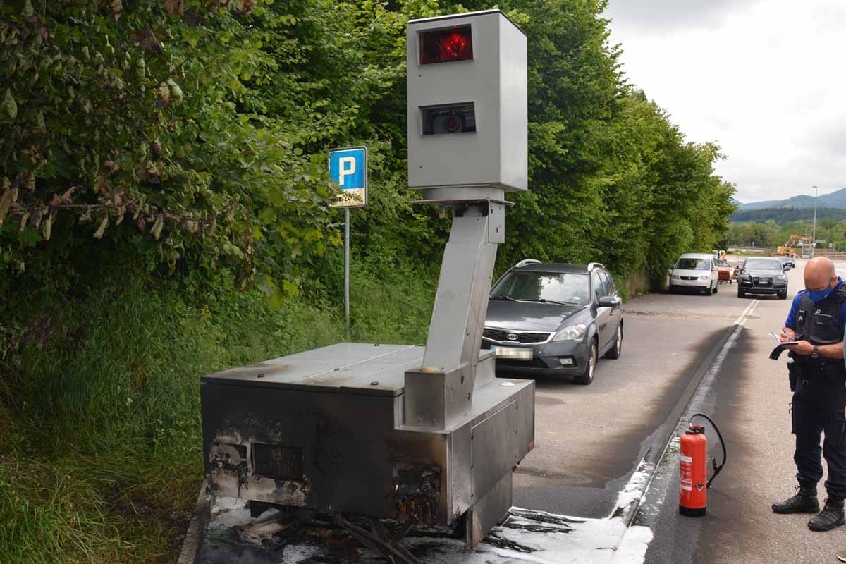 Eppenberg-Wöschnau SO - Radaranhänger mutwillig in Brand gesetzt