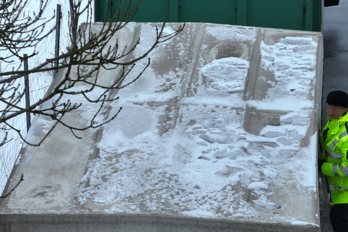 Gießen - 52 Fahrzeuge mit Schnee und Eis auf Dächern gestoppt
