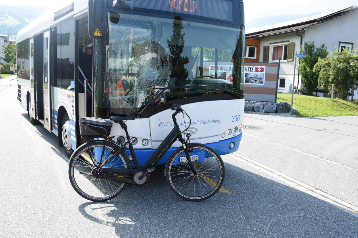 Grabs SG – E-Bike-Fahrer kollidiert mit Linienbus