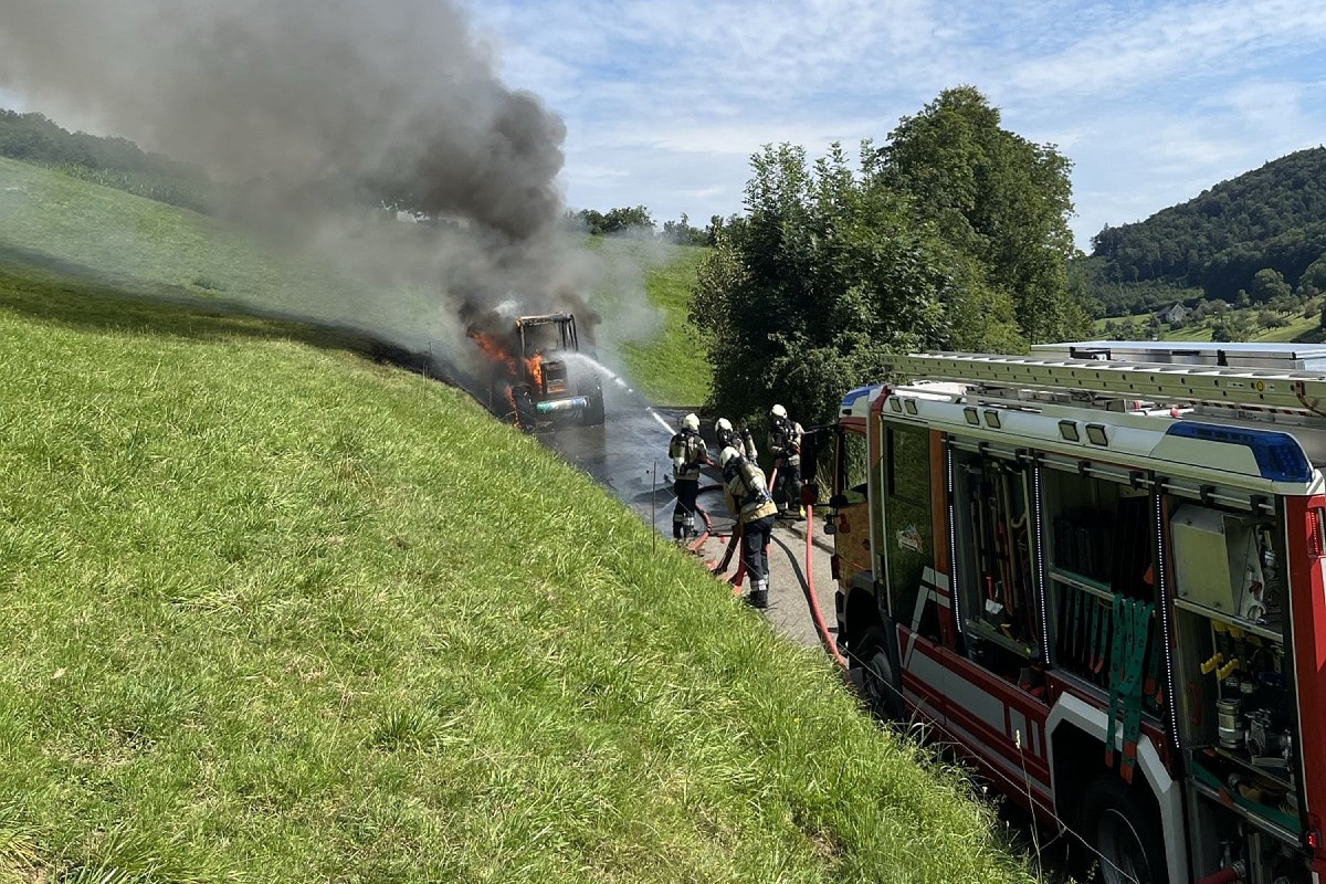 Reigoldswil BL - Traktor durch Feuer zerstört