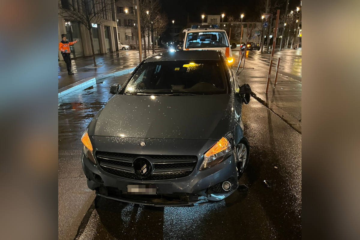 Widnau SG: Fahrunfähig in Metallpfosten gefahren