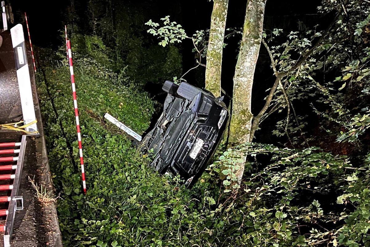 Buchs ZH - Heftig mit einem Baum kollidiert 