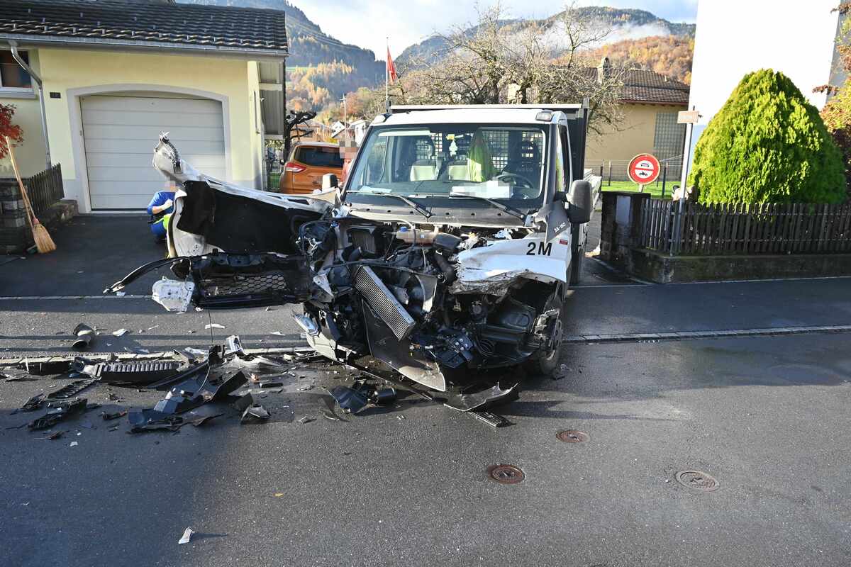 Mels SG - Lieferwagen heftig mit Lastwagen kollidiert