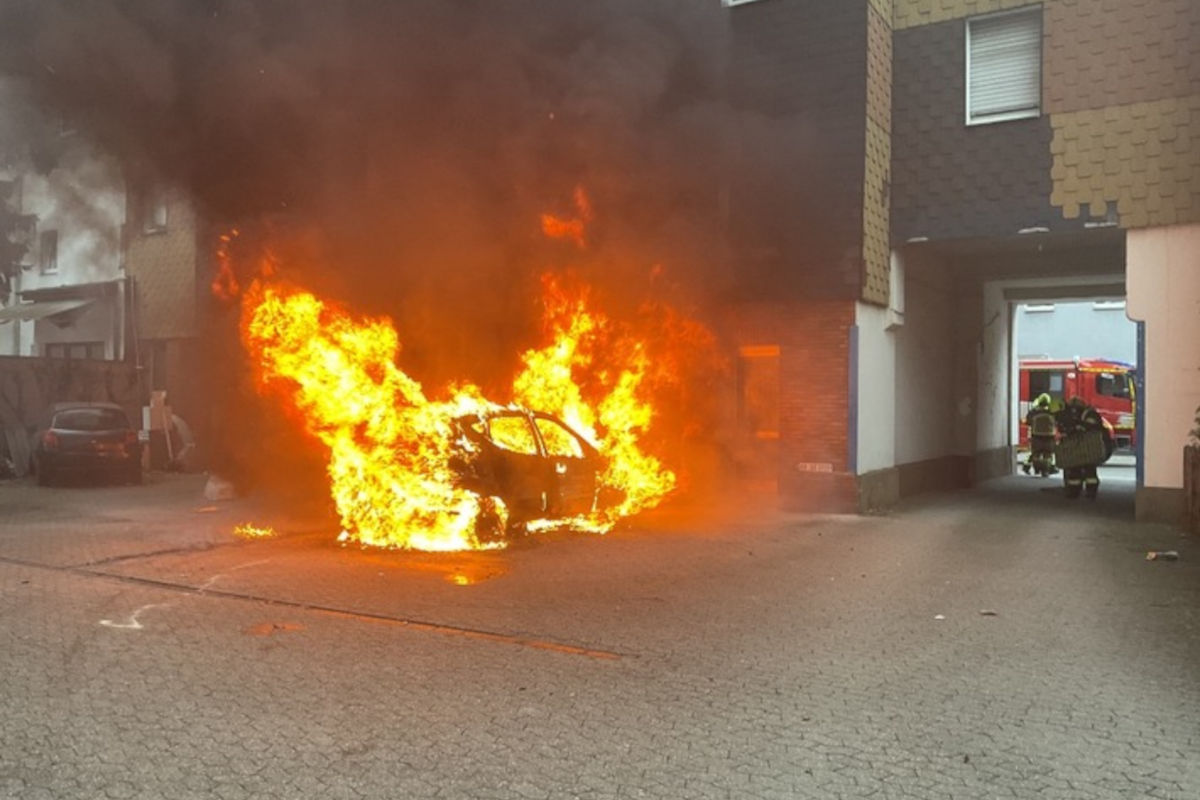 Oberhausen – Auto gerät bei Mehrfamilienhaus in Brand