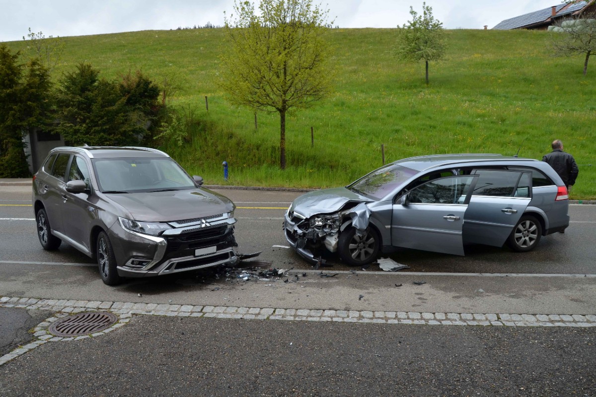 Frontalkollision zwischen zwei Autos in Speicher AR