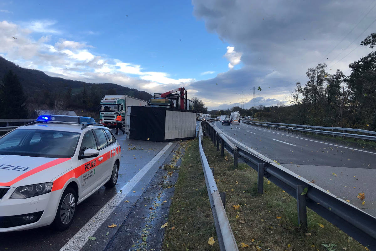 A13 Lienz SG – Anhänger von Wind überschlagen