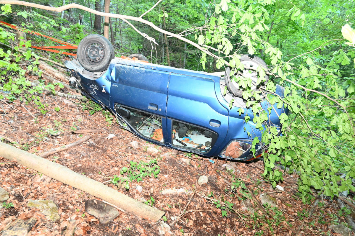 Unfall in Weite SG – Auto stürzt Abhang hinab