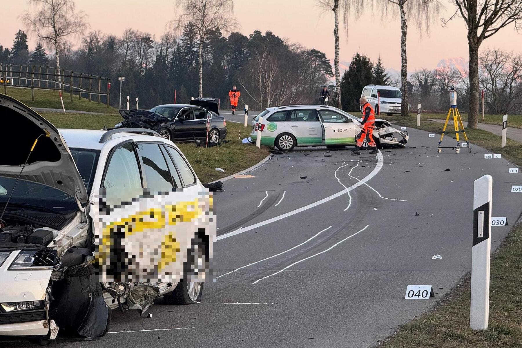 Unfall in Uster ZH – Zwei Verletzte bei Crash mit drei Fahrzeugen