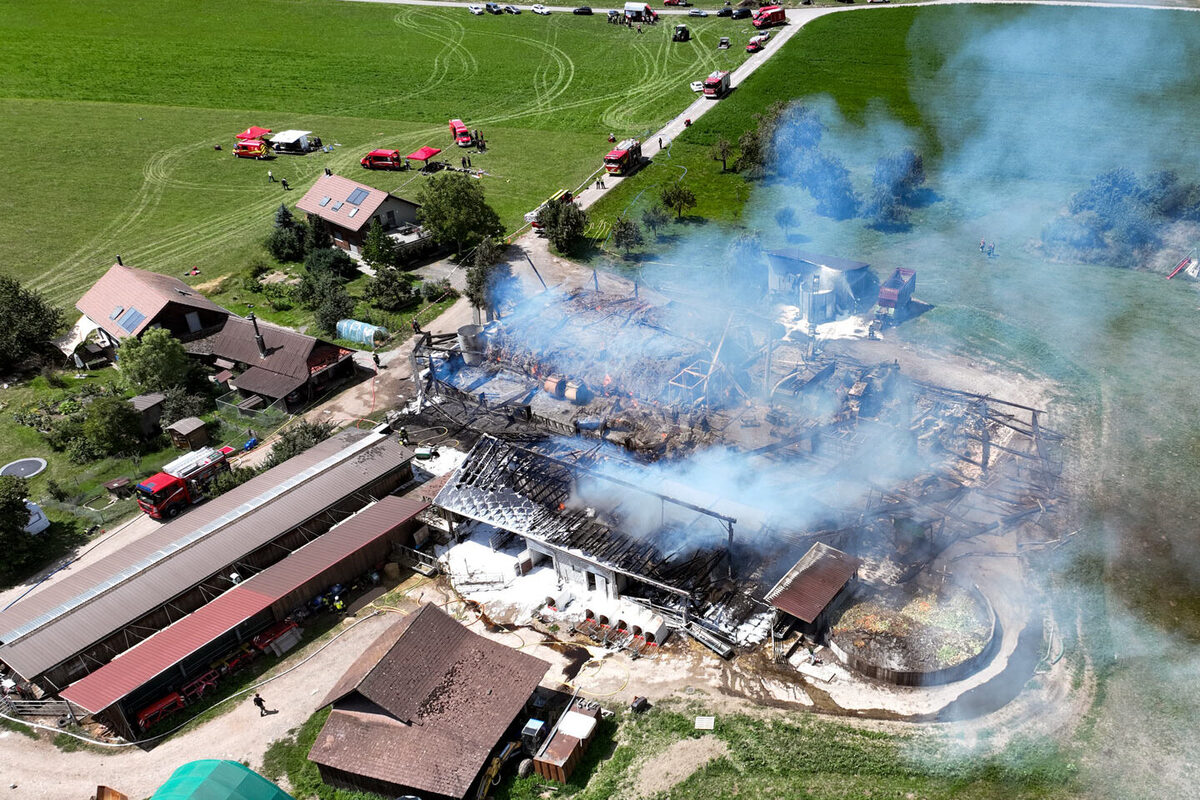 Brand auf einem Bauernhof in Barberêche FR