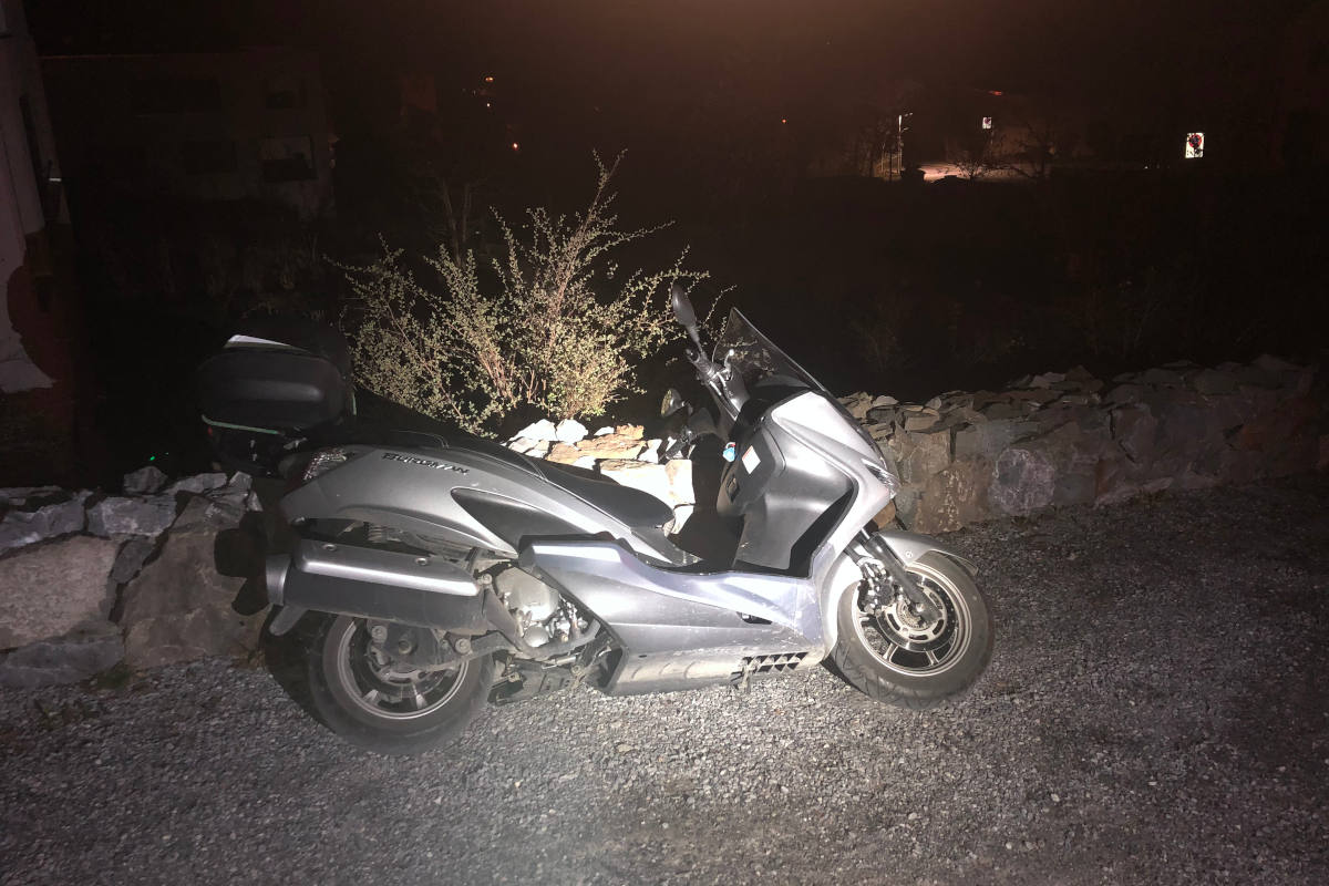 Schwanden GL – Motorrad mit Mauer kollidiert