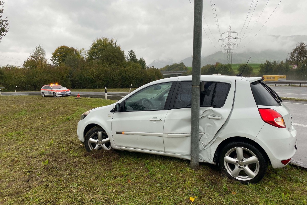 Küssnacht SZ -  Blechschaden nach Selbstunfall
