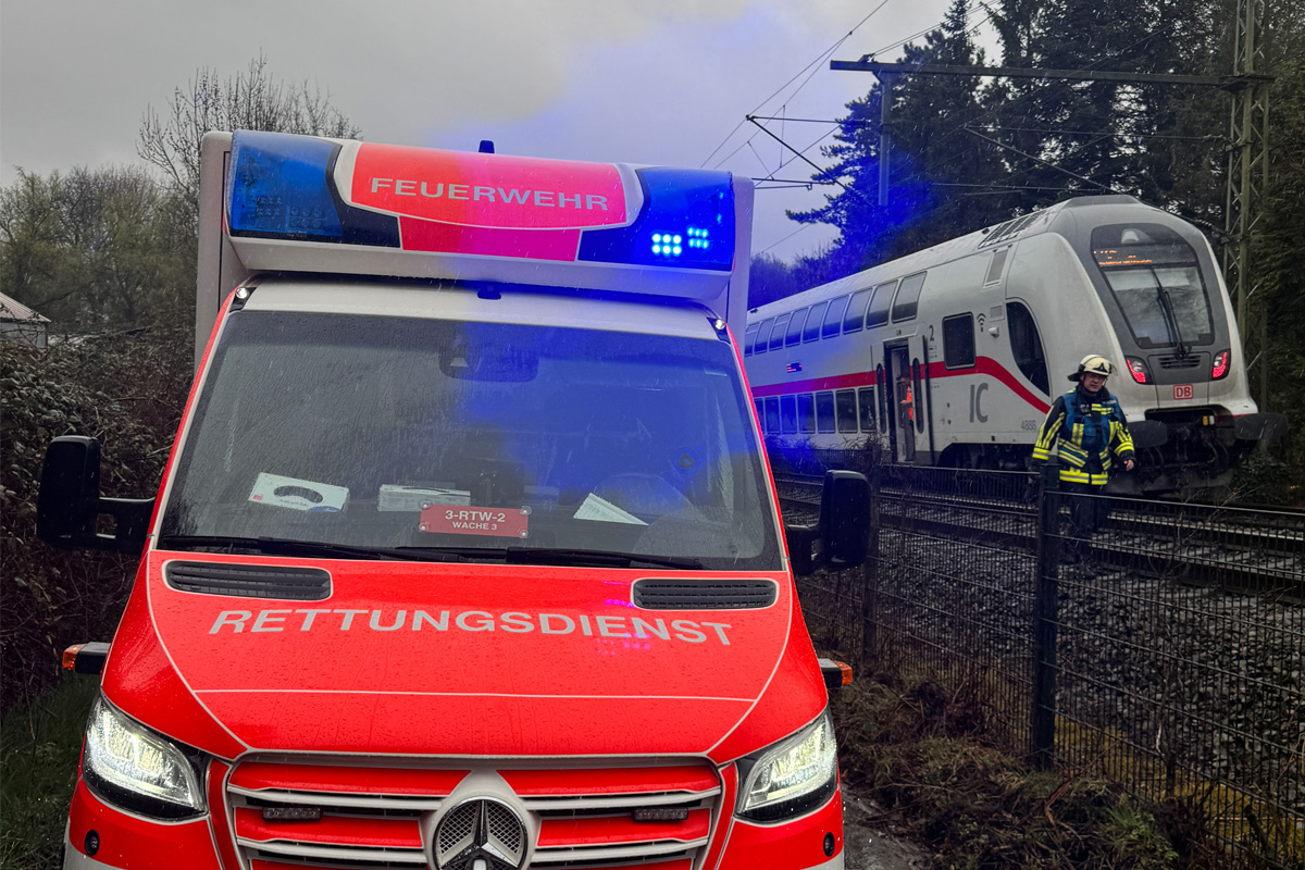 Bochum – Zug kollidiert mit Baum