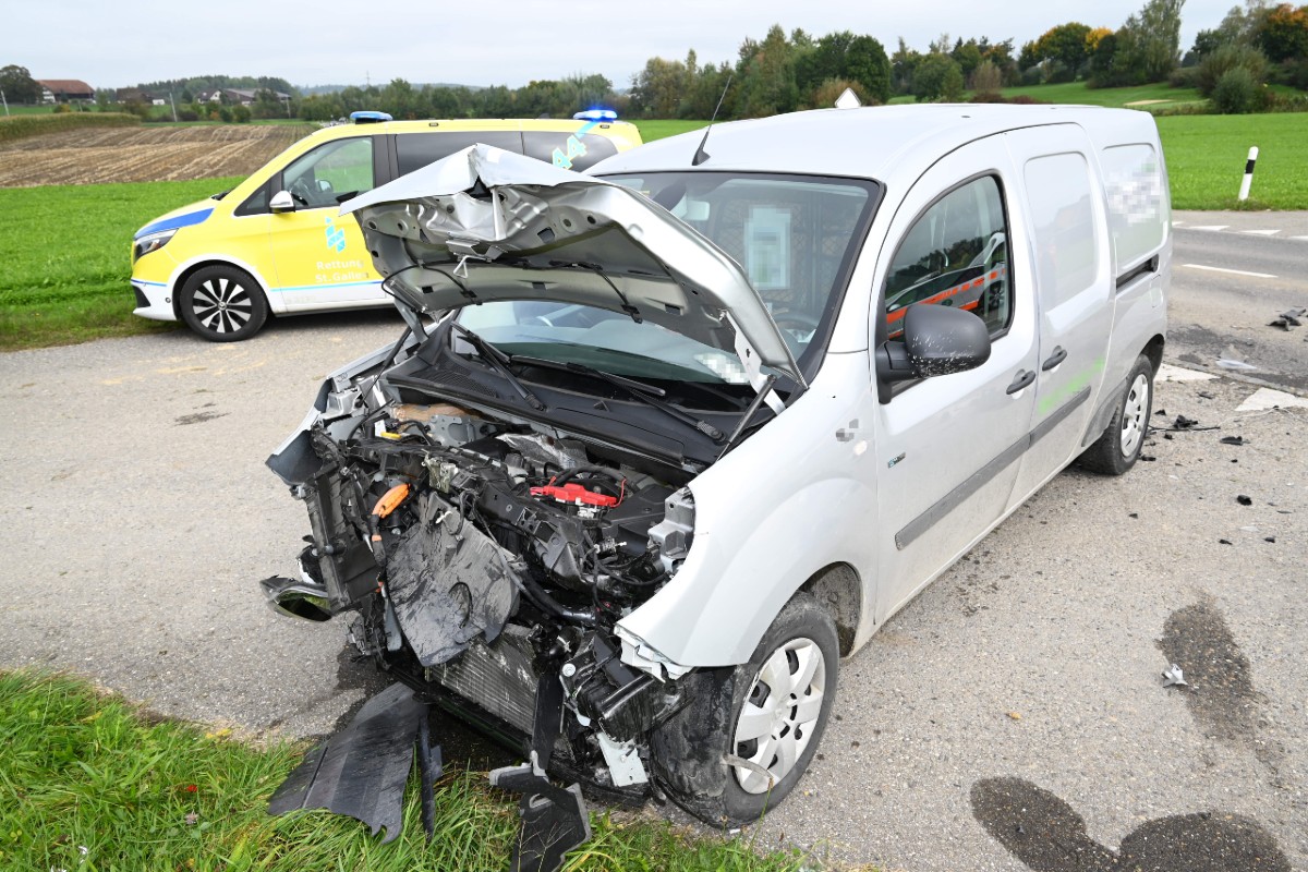 Unfall heute in Waldkirch SG -Junge Lieferwagenfahrerin verletzt