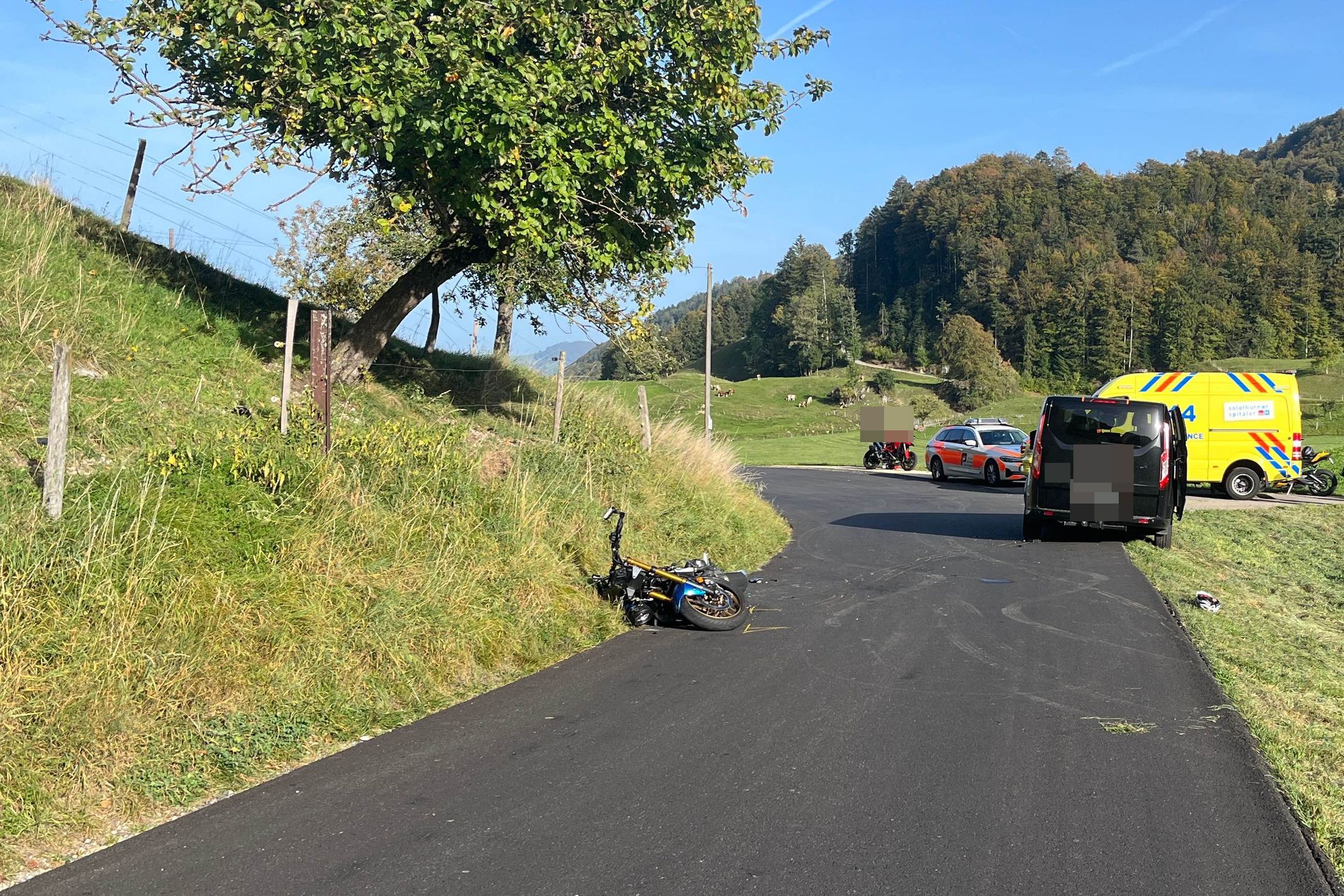 Unfall im Kanton Solothurn - Motorradlenker wird bei Kollision in Ramiswil mit Auto schwer verletzt