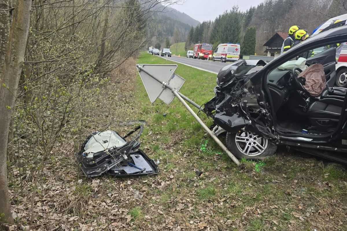 Neuberg an der Mürz – Schwerer Unfall zwischen Pkw und Lkw