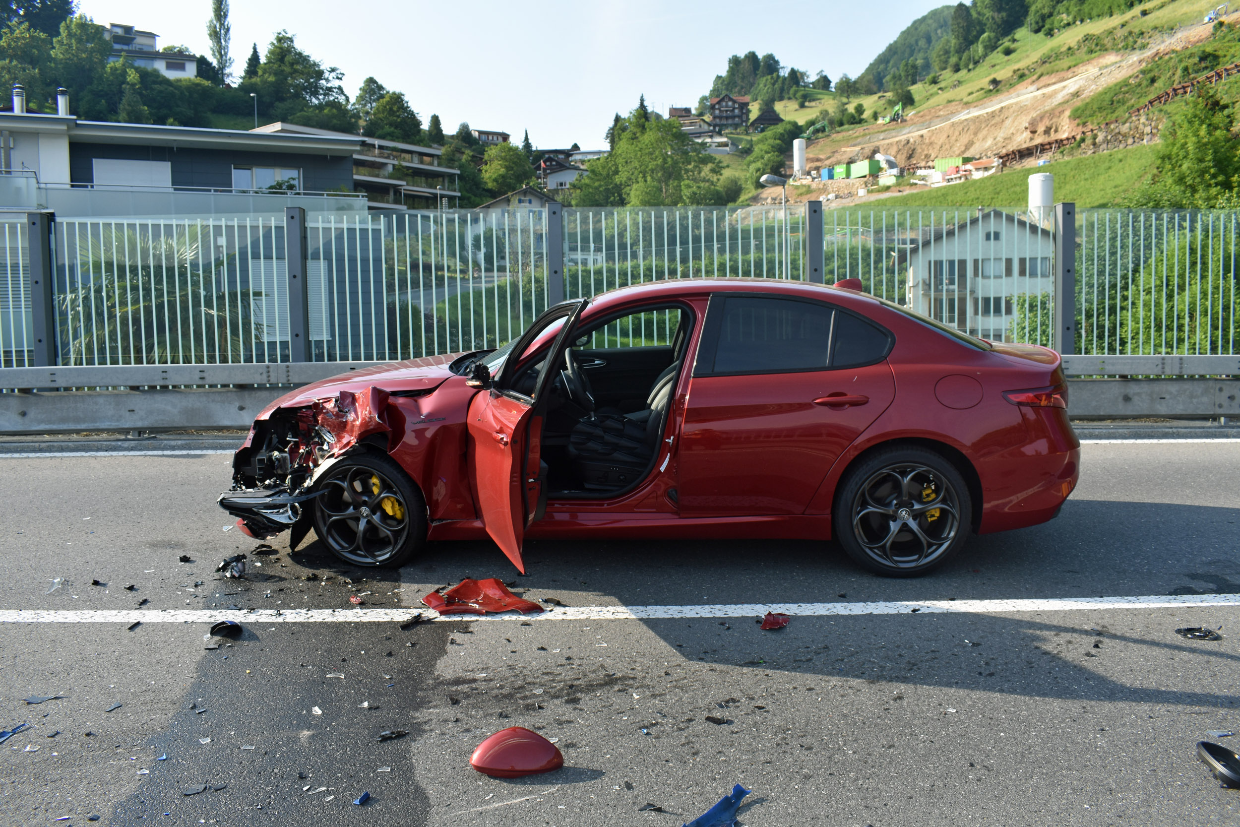 Rega Einsatz in Weggis LU - 16-Jähriger Motorradfahrer kollidiert mit einem Alfa Romeo