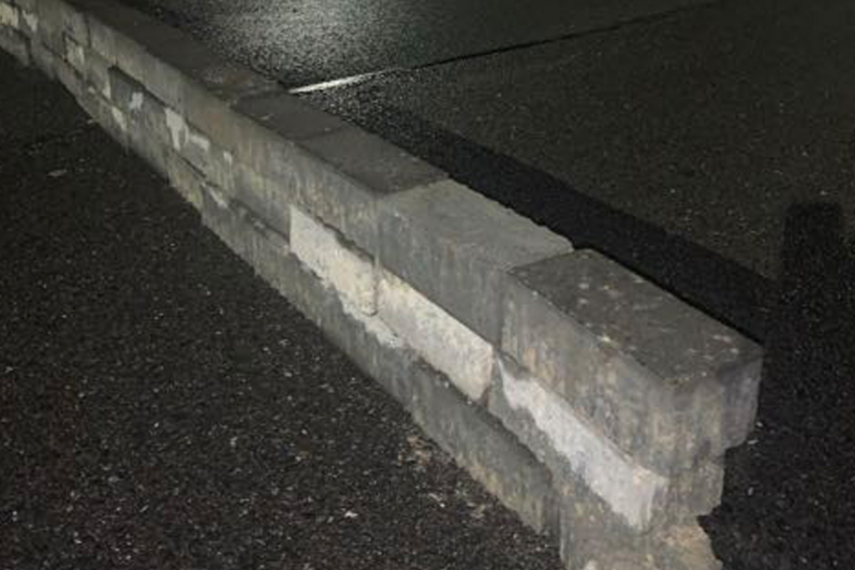 Lindhorst – Unbekannte errichten Mauer auf Fahrbahn