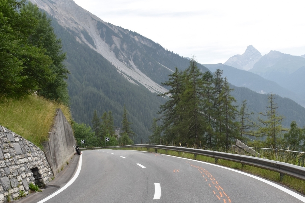 Davos Wiesen GR - Lernfahrer wird nach Unfall ins Spital geflogen 