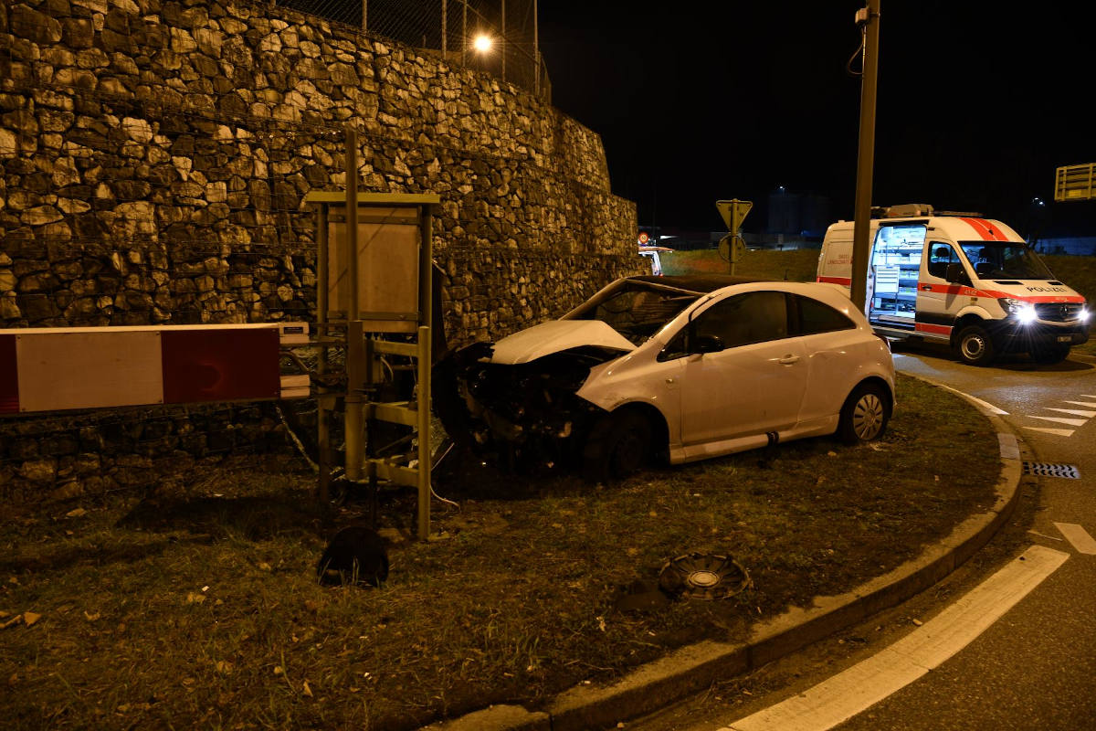 A22 Sissach BL – Personenwagen überfährt Kreiselbebauung und kollidiert mit Begrenzungsmauer
