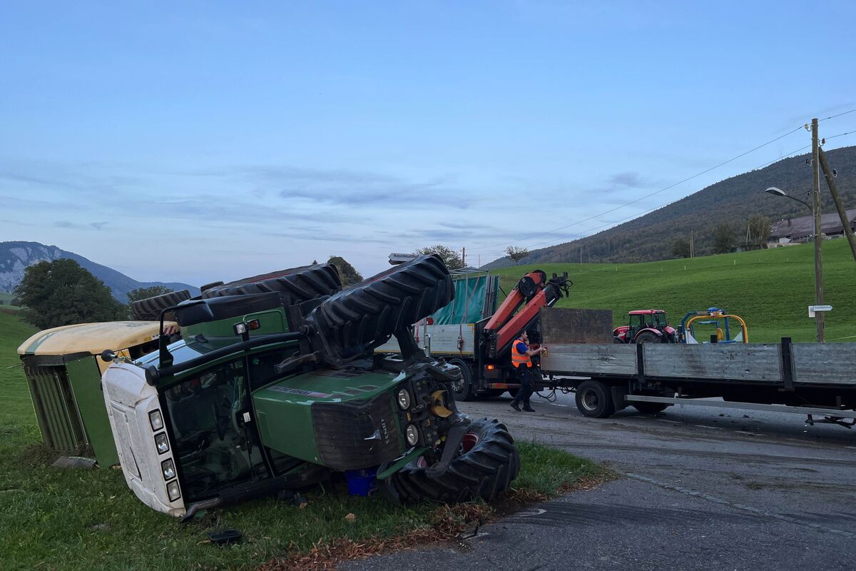 Gänsbrunnen SO - Traktor überschlägt sich nach Unfall 