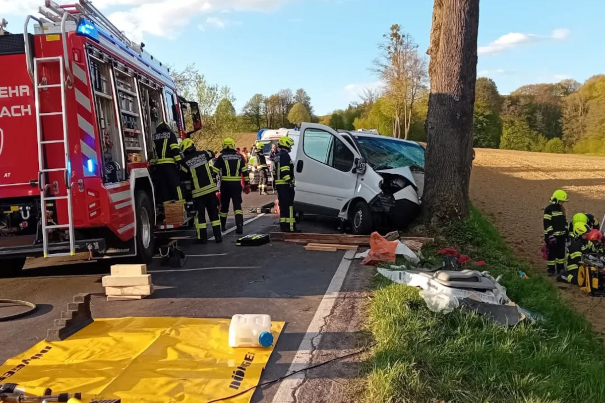 Unfall in Mauerbach – Pkw prallt gegen Baum