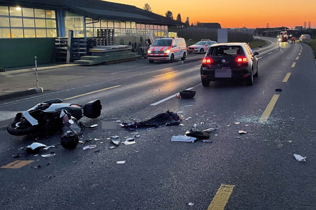 Güttingen TG - Rollerfahrer prallt in Autoheck und verletzt sich schwer!