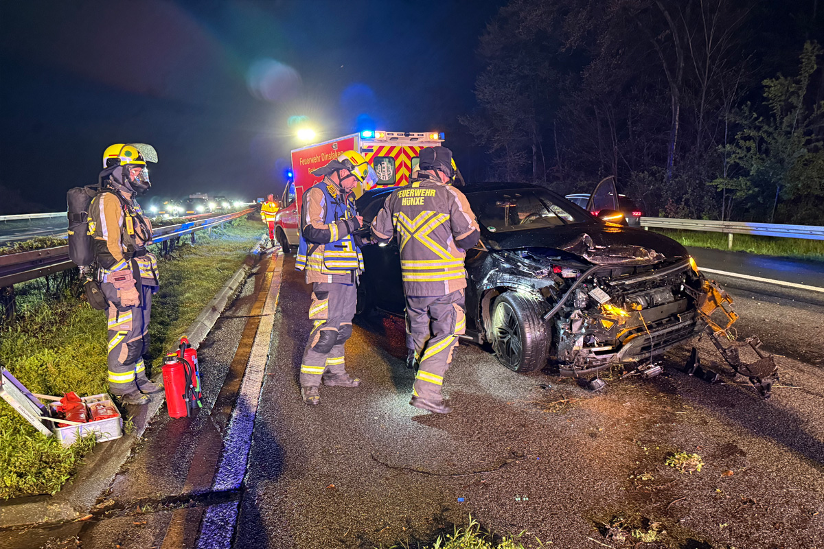 A3 Hünxe  – Elektrofahrzeug prallt in Leitplanke