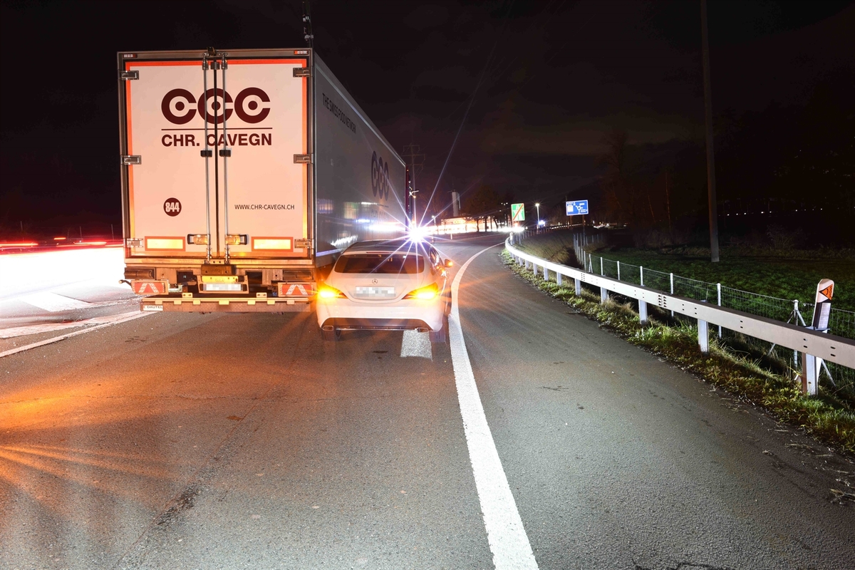 Maienfeld GR - Unfall während stockendem Kolonnenverkehr