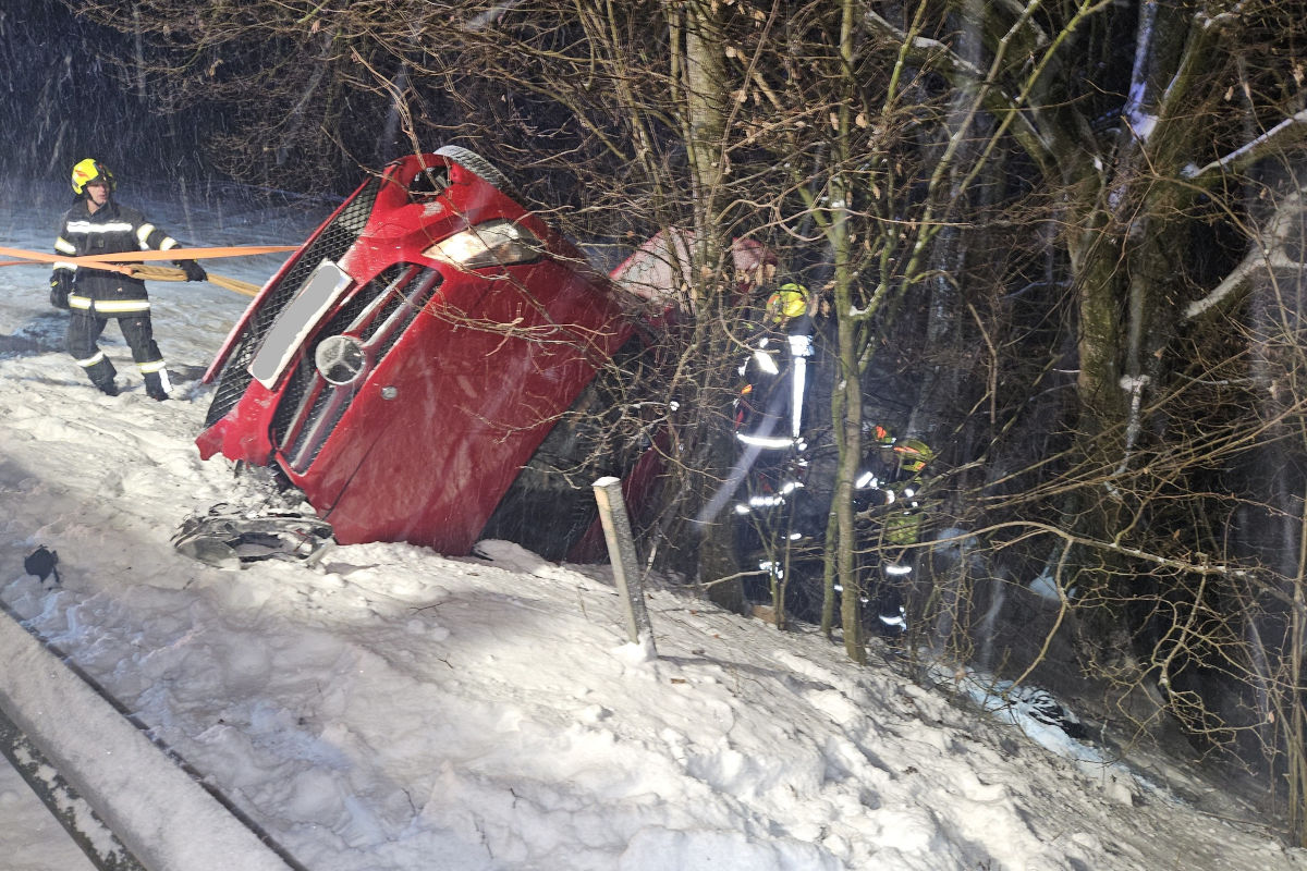 Aichkirchen – Fünf Verletzte bei Unfall auf Schneefahrbahn