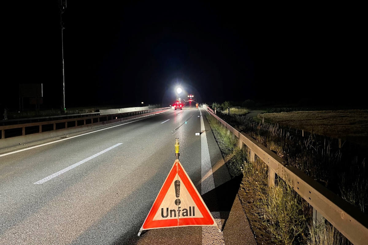 A4 Dachsen ZH – Automobilist fährt Motorradlenker an und begeht Führerflucht