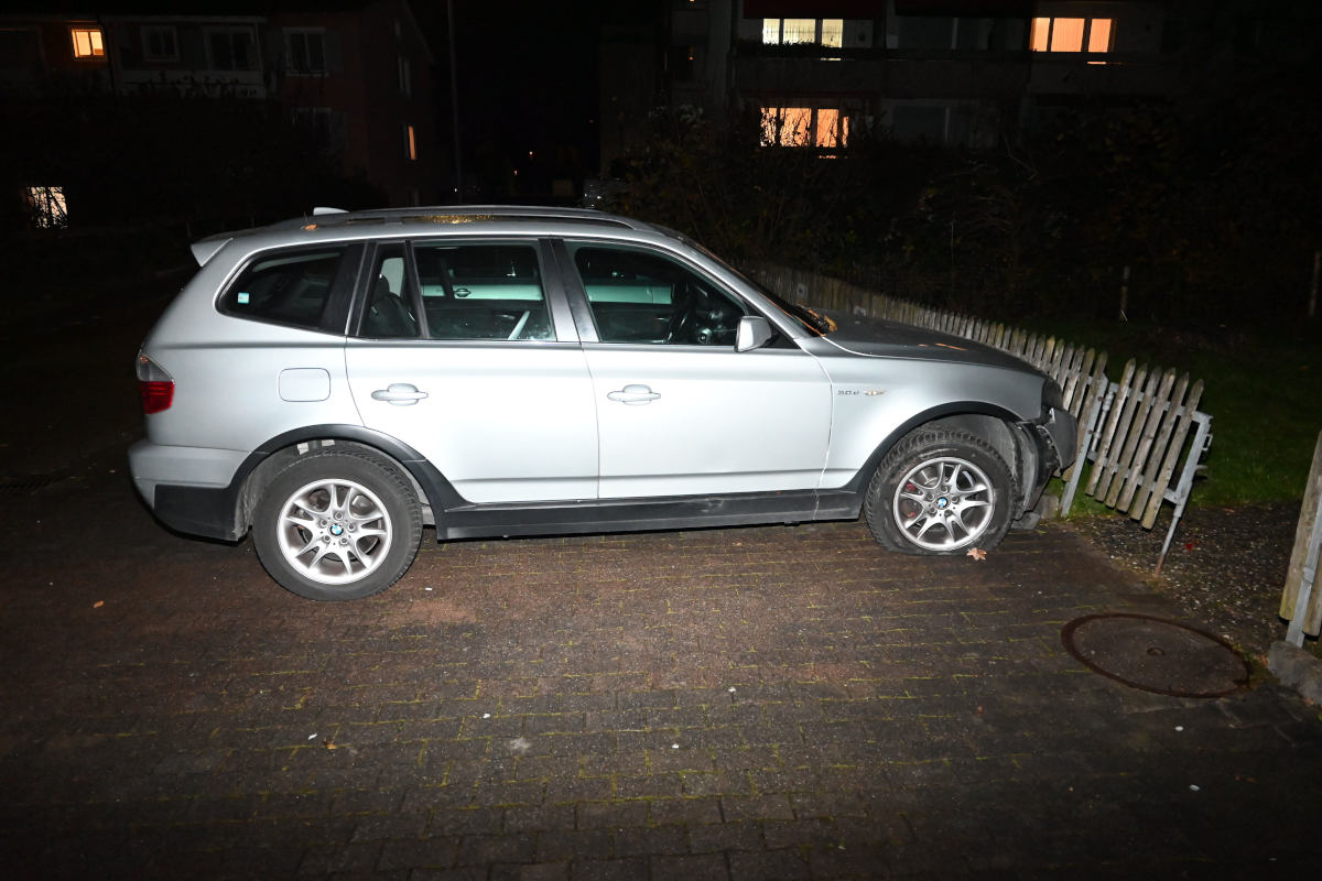 Niederuzwil SG – Fahrunfähig mit Mauer und Gartenzaun kollidiert