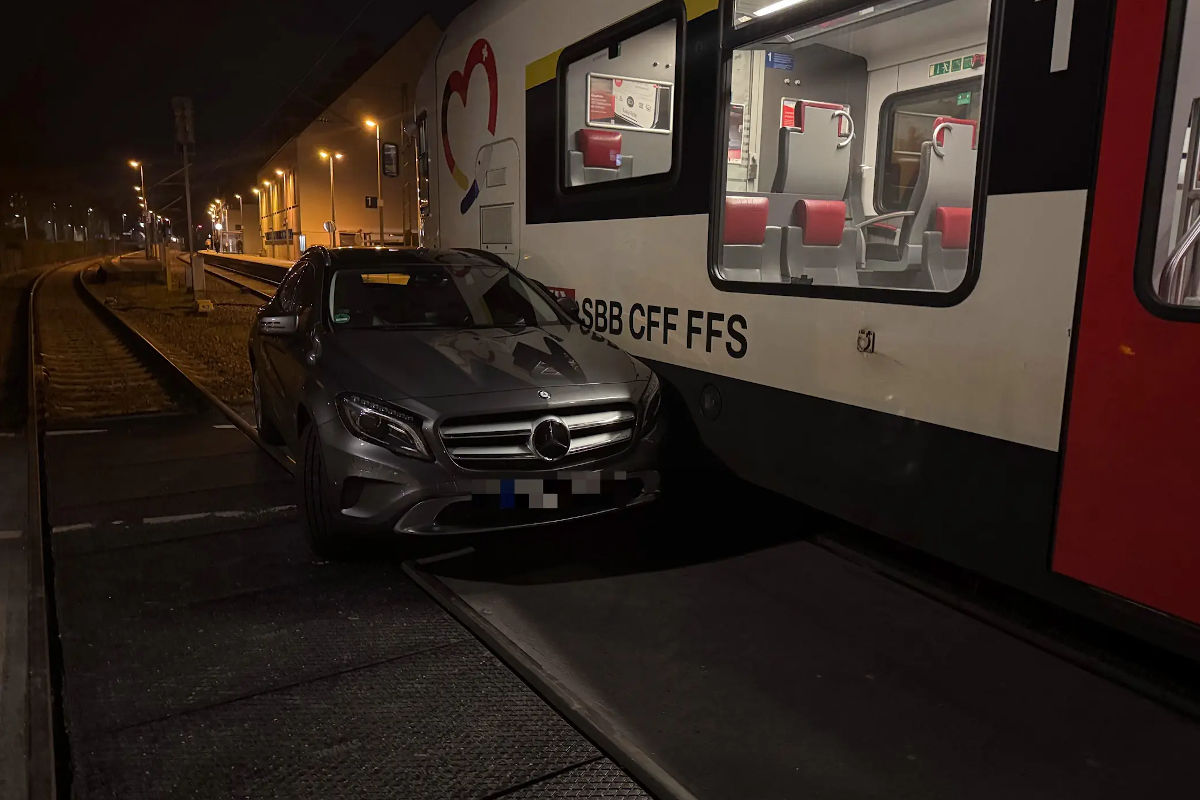 Riehen BS – Auto von Zug erfasst